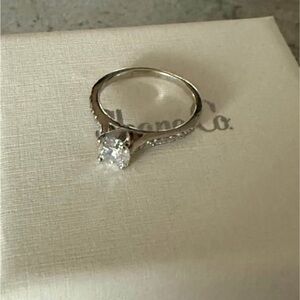 Elegant Round Diamond Engagement Ring